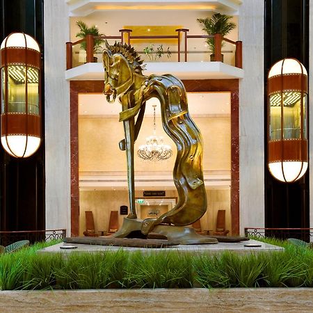 The Lalit Mumbai Hotel Екстериор снимка The sculpture in the lobby of the Taj Bengal