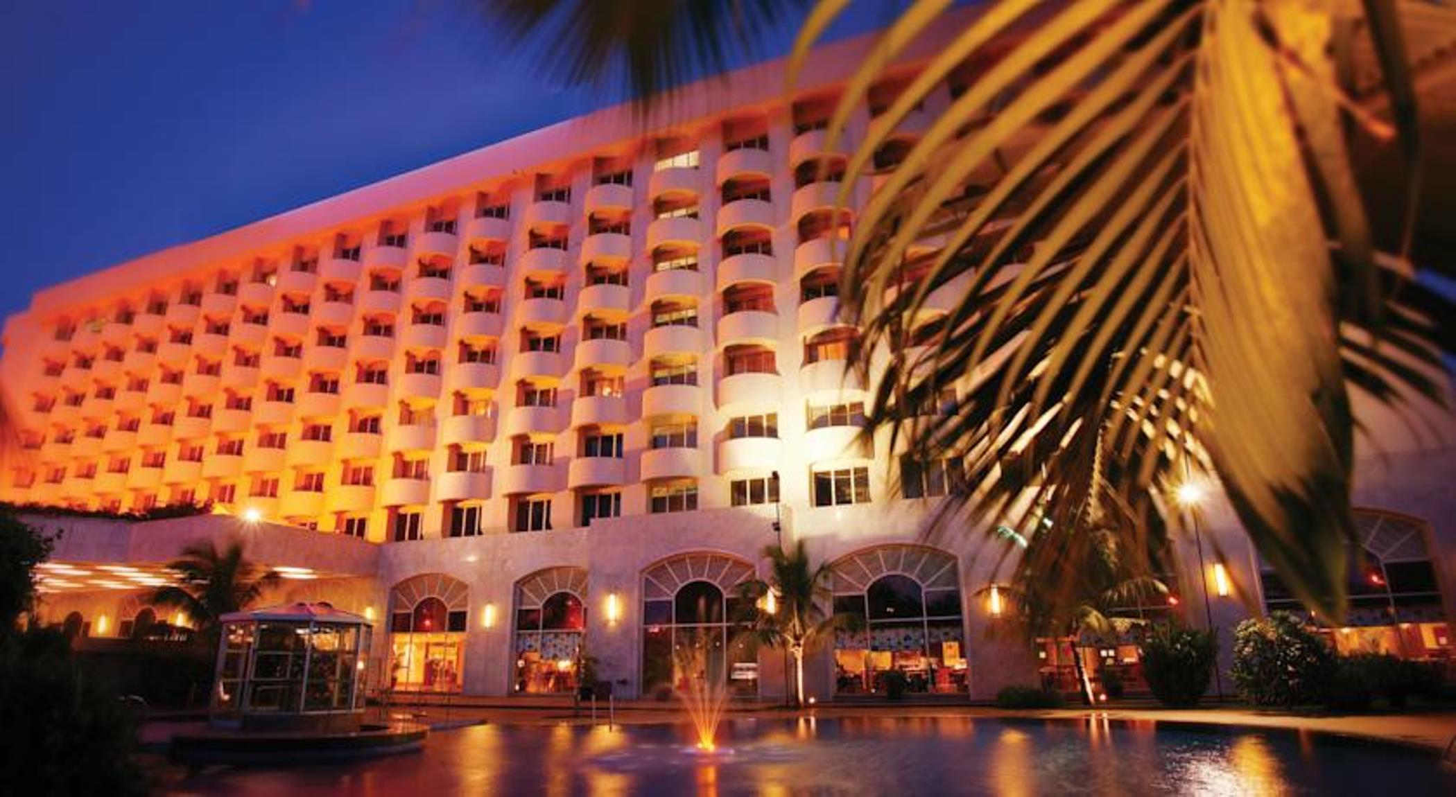 The Lalit Mumbai Hotel Екстериор снимка The Royal Mirage Hotel
