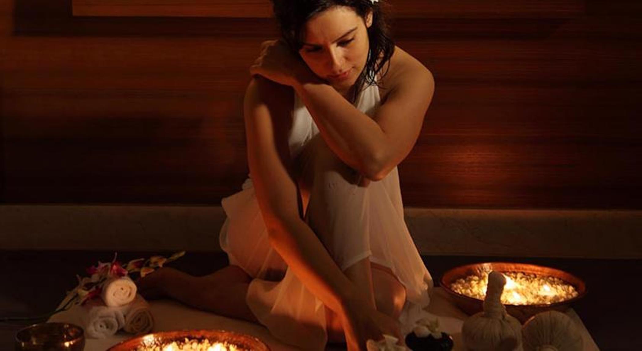 The Lalit Mumbai Hotel Екстериор снимка A woman in a spa
