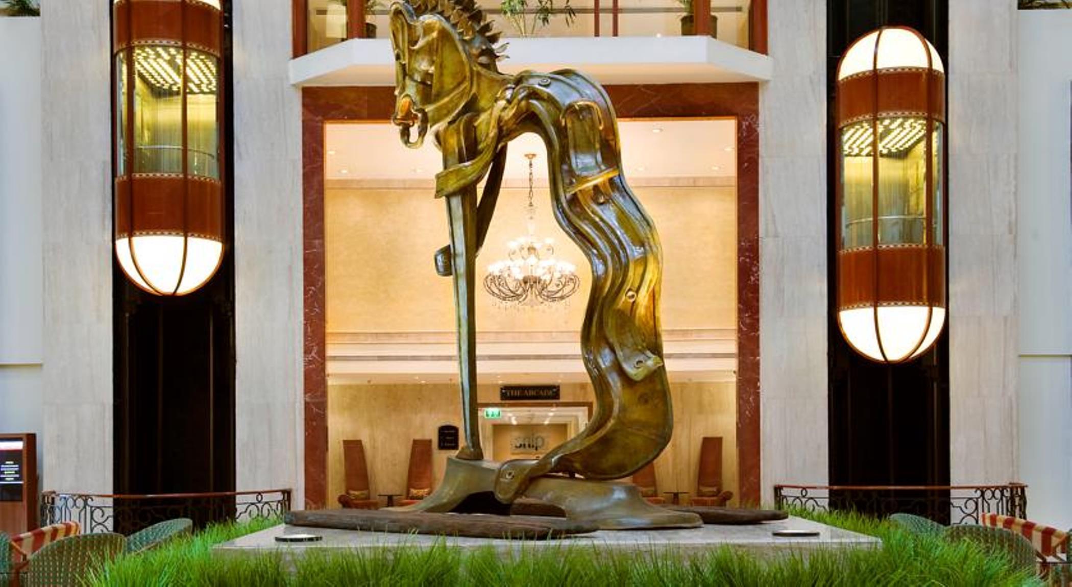 The Lalit Mumbai Hotel Екстериор снимка The sculpture of the horse