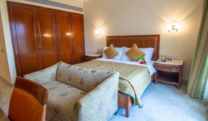 The Lalit Mumbai Hotel Екстериор снимка A bedroom at the hotel