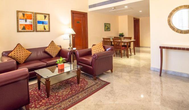The Lalit Mumbai Hotel Екстериор снимка A living room in a suite at the Taj Bengal