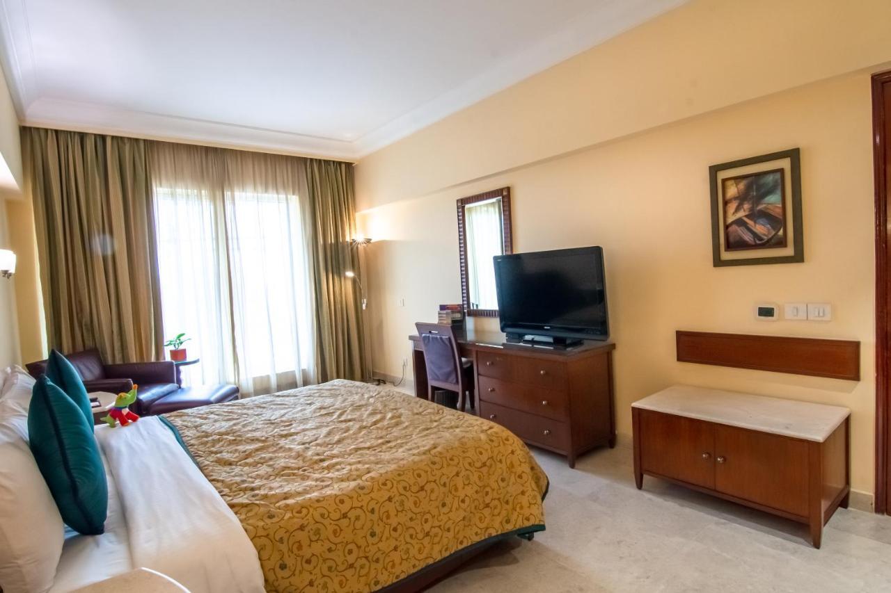 The Lalit Mumbai Hotel Екстериор снимка A room at the hotel