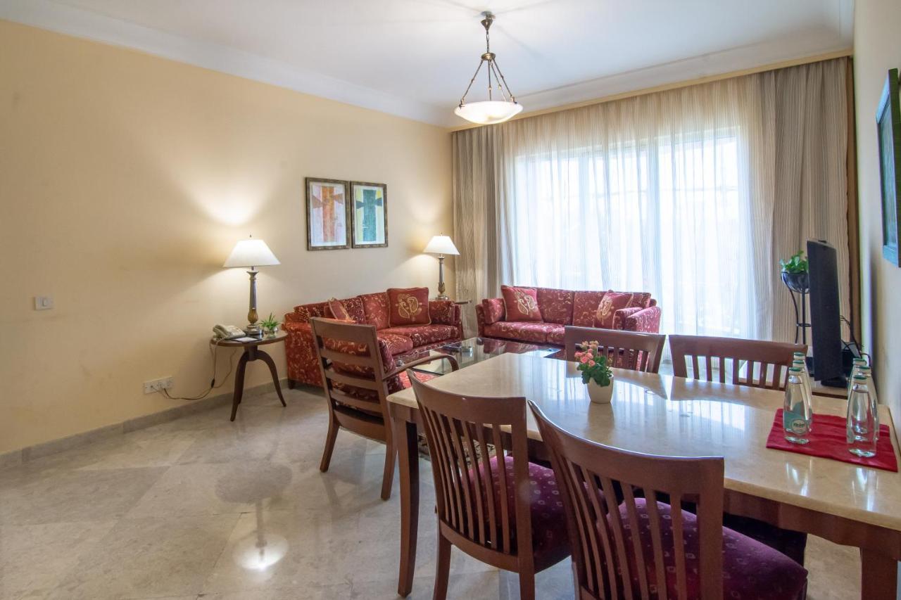 The Lalit Mumbai Hotel Екстериор снимка A living room in a typical apartment