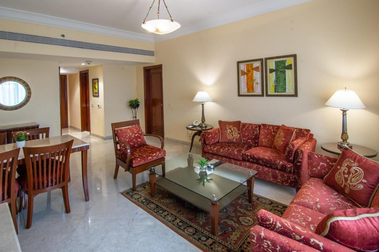 The Lalit Mumbai Hotel Екстериор снимка A living room in a suite at the Taj Bengal