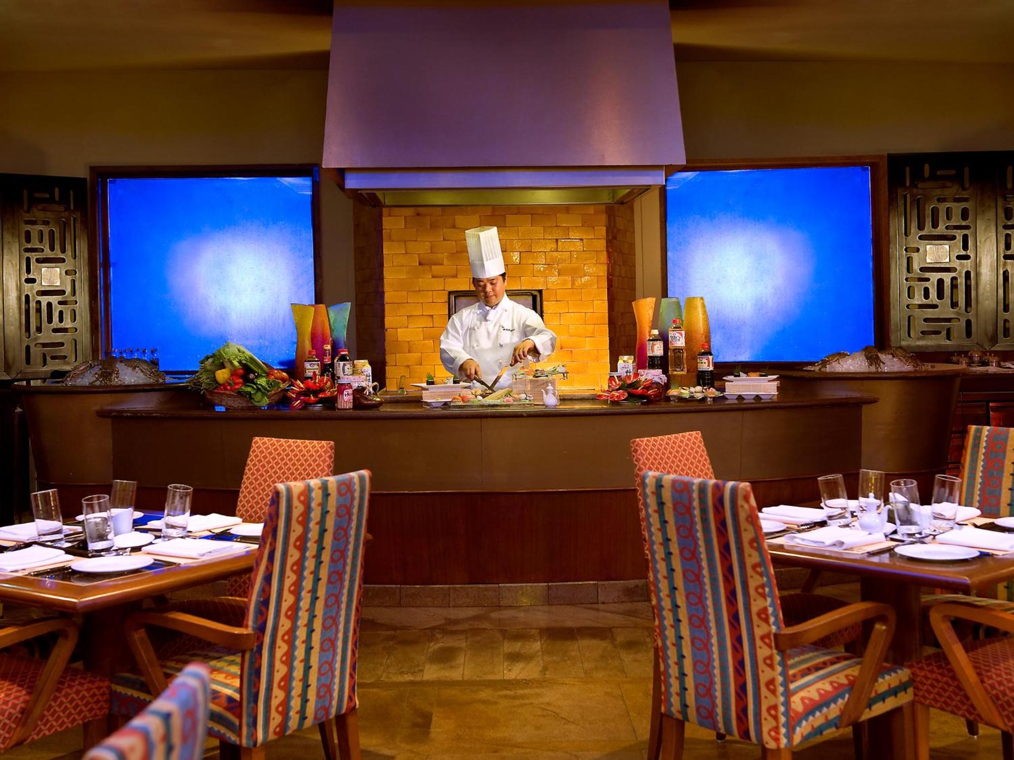 The Lalit Mumbai Hotel Екстериор снимка A restaurant at the Atlantis Paradise Island