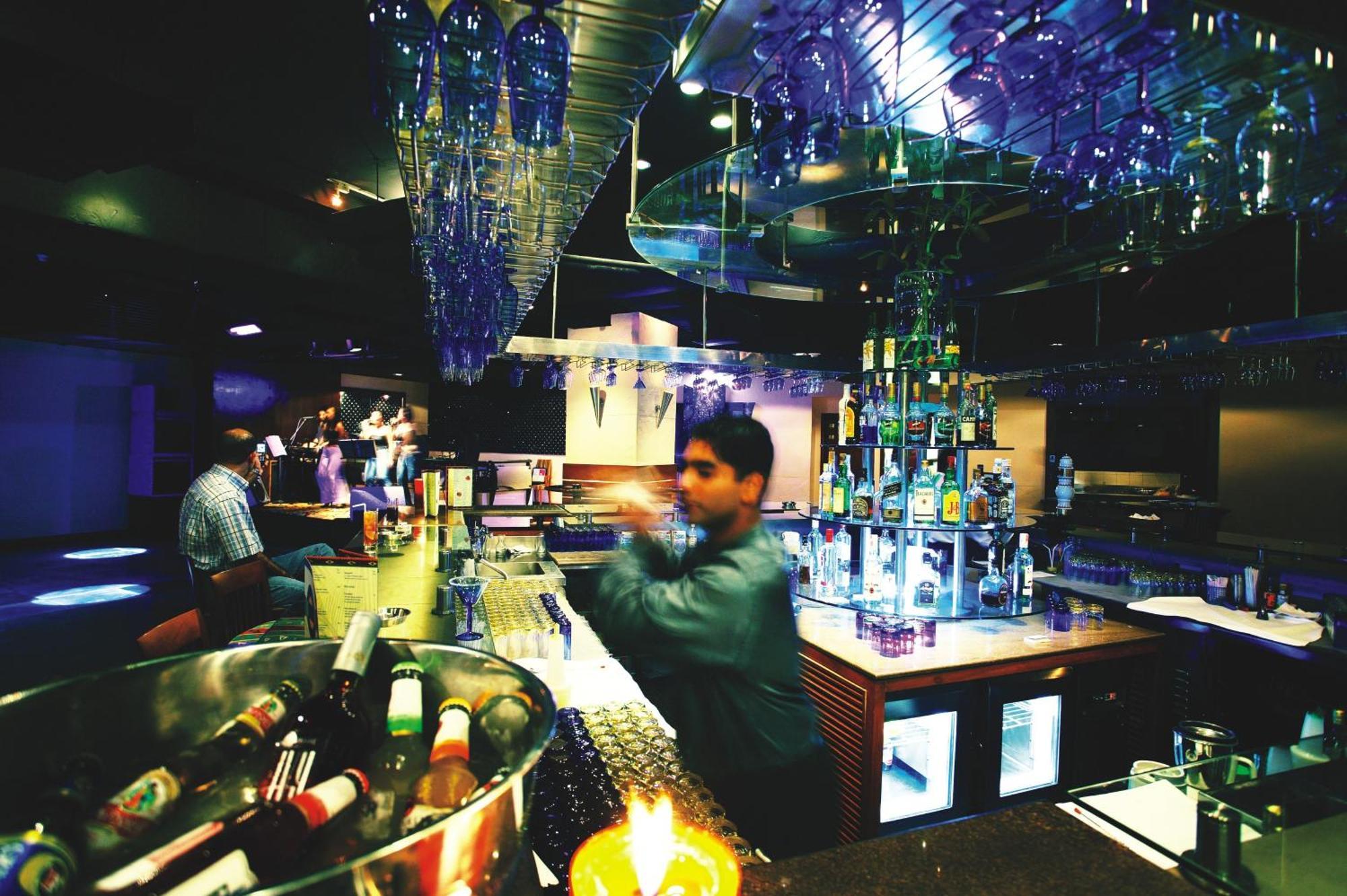 The Lalit Mumbai Hotel Ресторант снимка The bar at the nightclub
