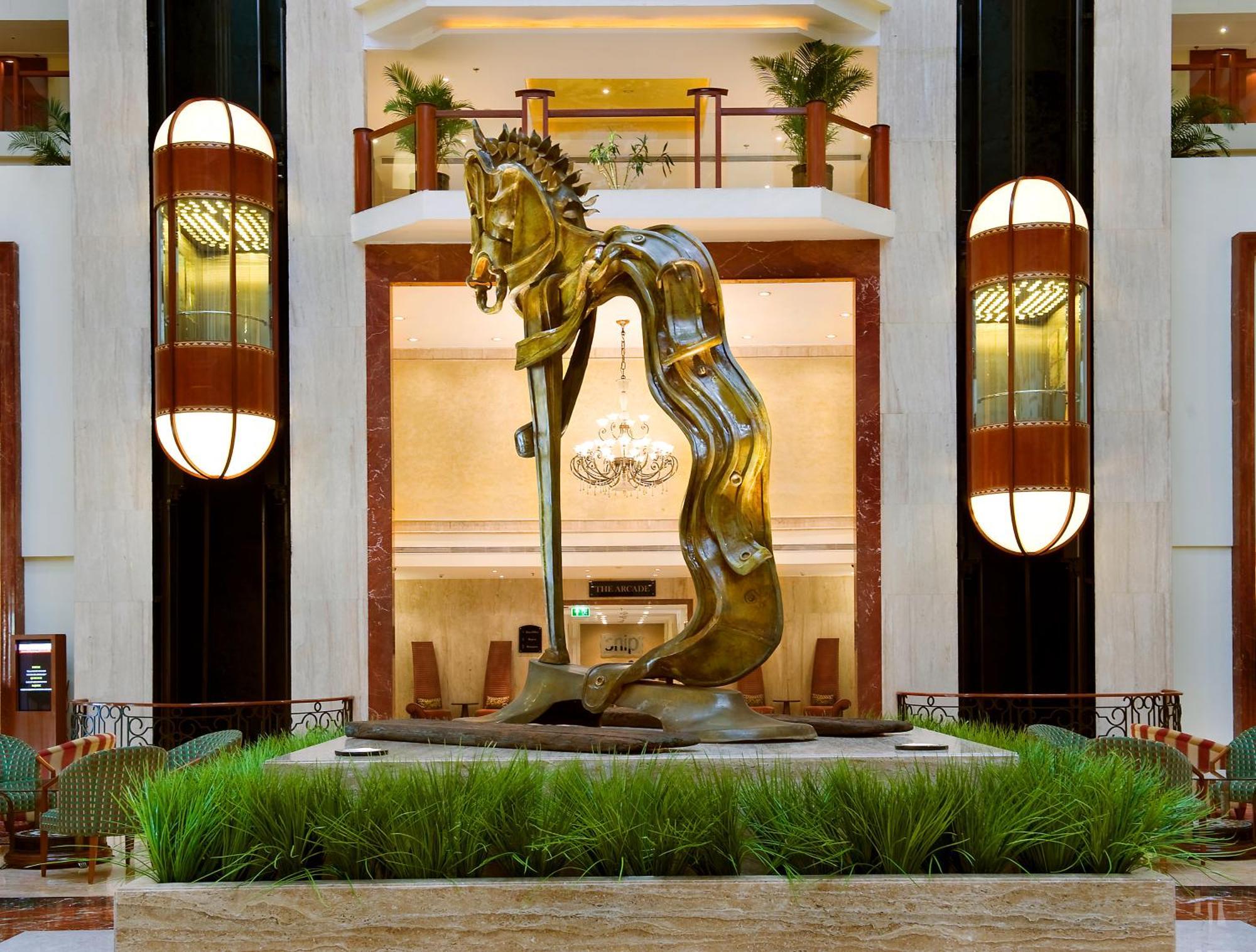 The Lalit Mumbai Hotel Екстериор снимка The sculpture in the lobby of the Taj Bengal