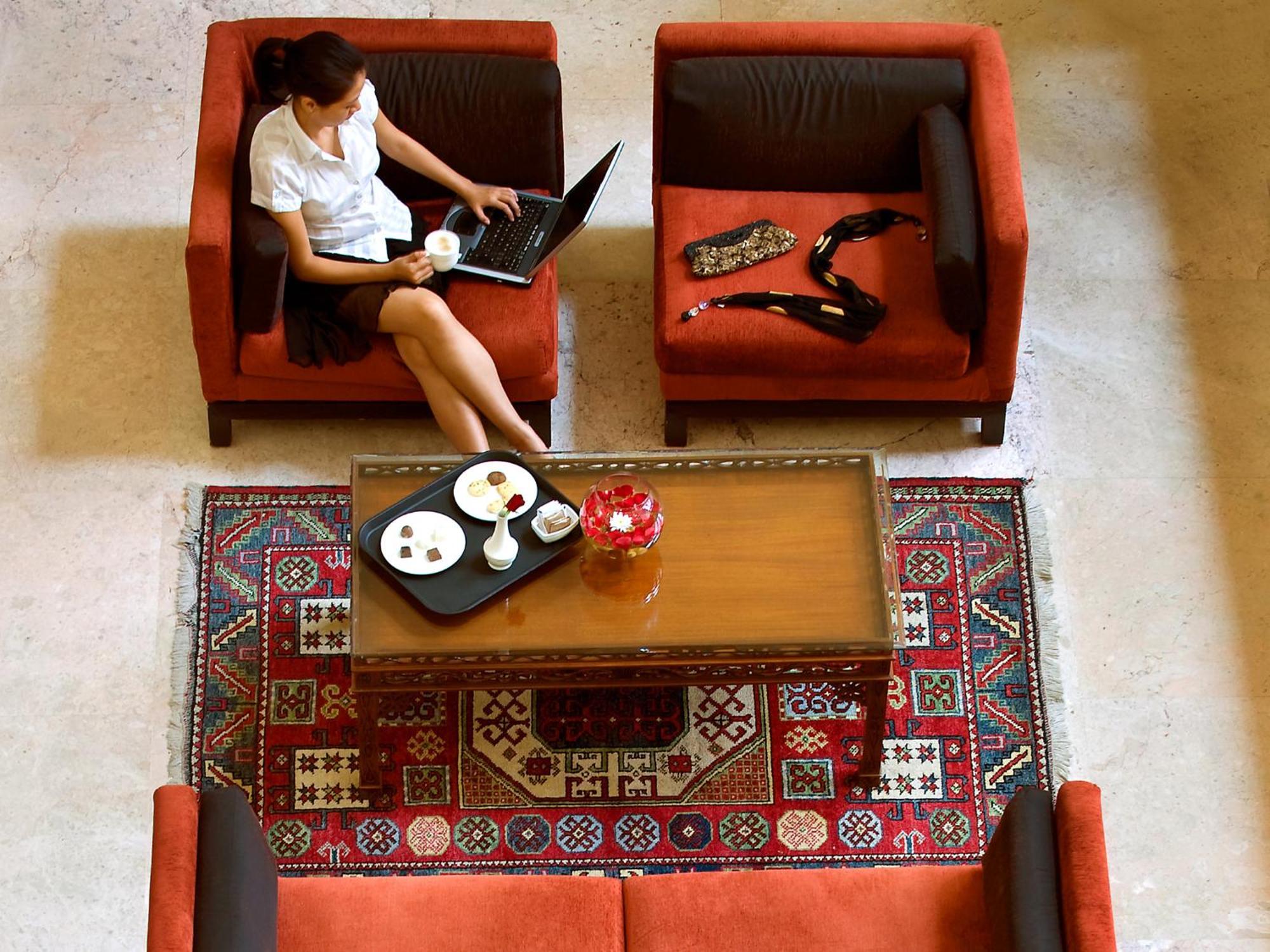 The Lalit Mumbai Hotel Екстериор снимка A student studying in the library