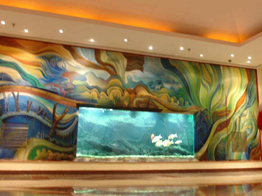 The Lalit Mumbai Hotel Екстериор снимка The aquarium at the lobby
