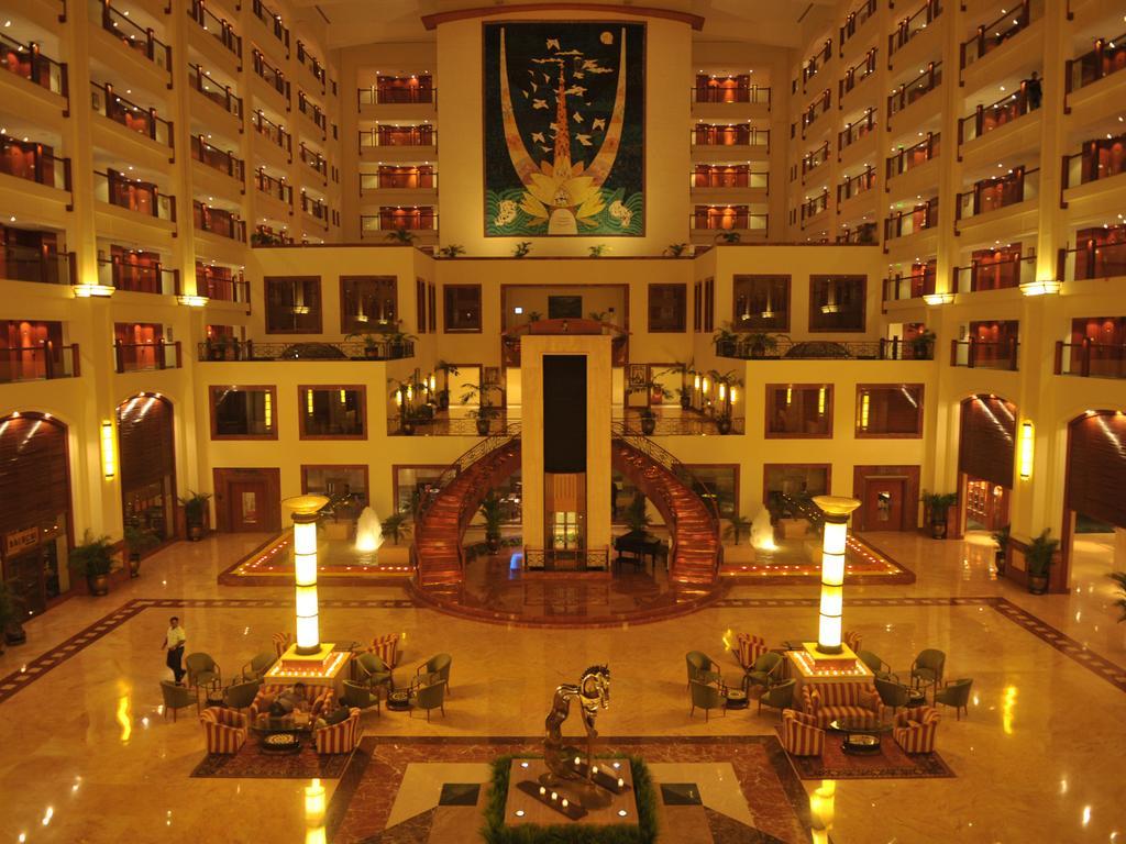 The Lalit Mumbai Hotel Екстериор снимка The lobby of the Grand Hotel