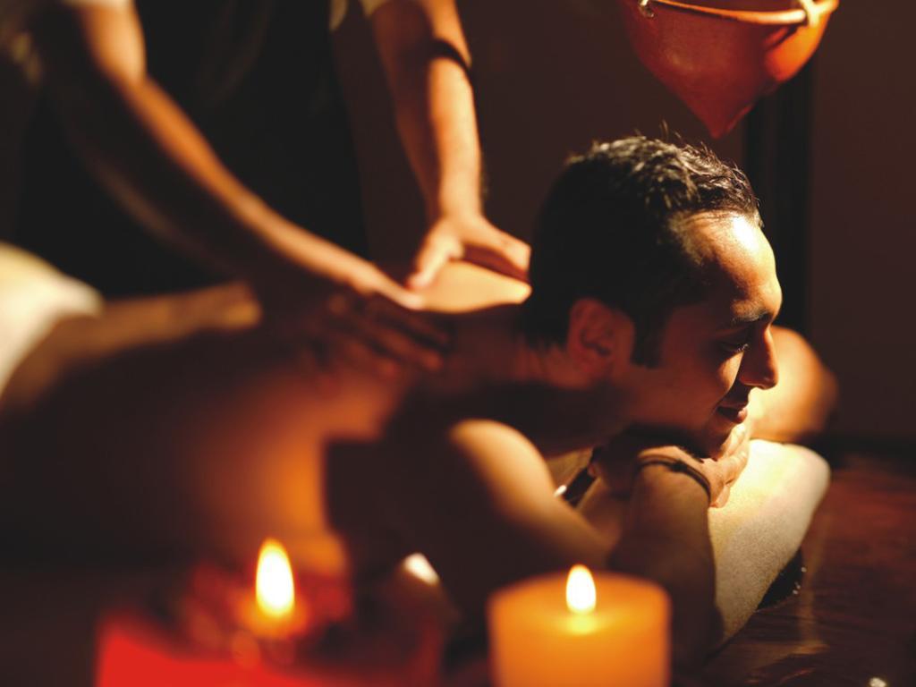 The Lalit Mumbai Hotel Екстериор снимка A massage therapist working on a client