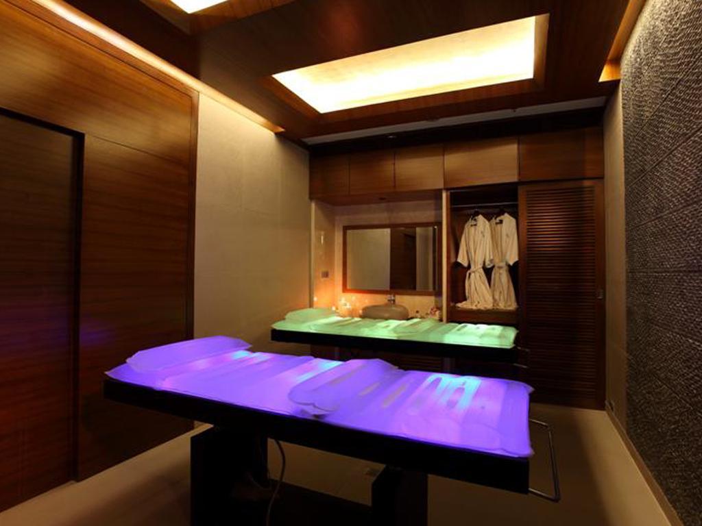 The Lalit Mumbai Hotel Съоръжения снимка A massage room at a spa