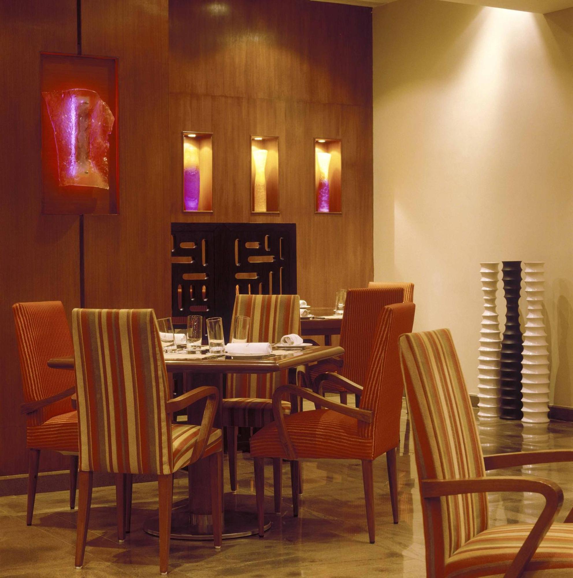 The Lalit Mumbai Hotel Екстериор снимка A restaurant in a hotel